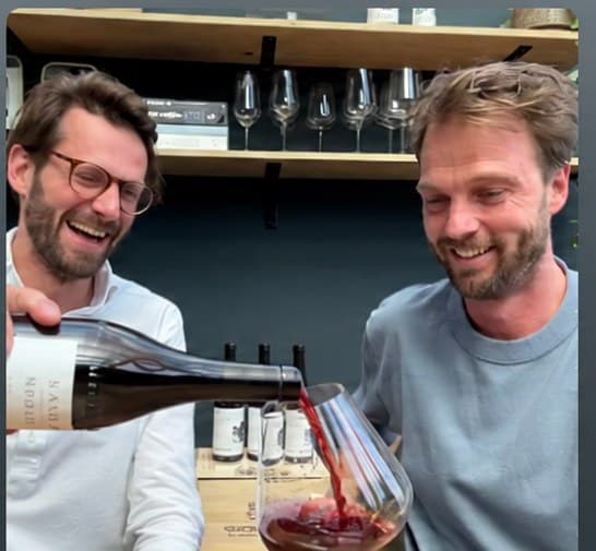 Jurjen en Daan tijdens het opnemen van de wijnpodcast